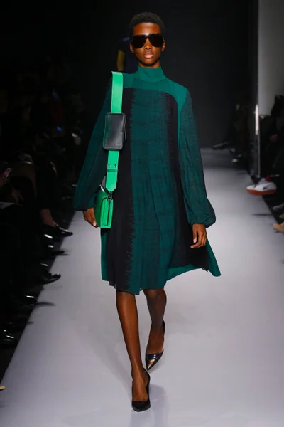 Look 16